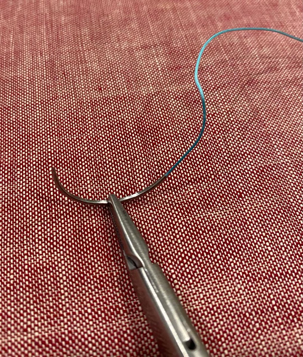 🧵of 🧵
In the past, we've covered most of the commonly used sutures...today we'll go over Ethibond (polyester) sutures, which you may or may not be accustomed to to.
As with the other suture 🧵, we'll go over properties, history, the kinds there are, and some of its uses.
(1/ )