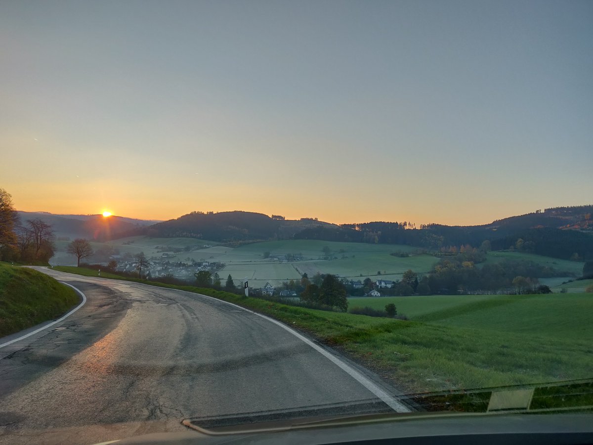 deinsauerland's tweet photo. Mal eben kurz anhalten und ein Foto von der aufgehenden #Sonne über #Grevenstein machen. Das hat unser Kollege Robin Daniel getan und dabei ist dieses tolle #Foto entstanden. https://t.co/nP3W6AbwFJ
