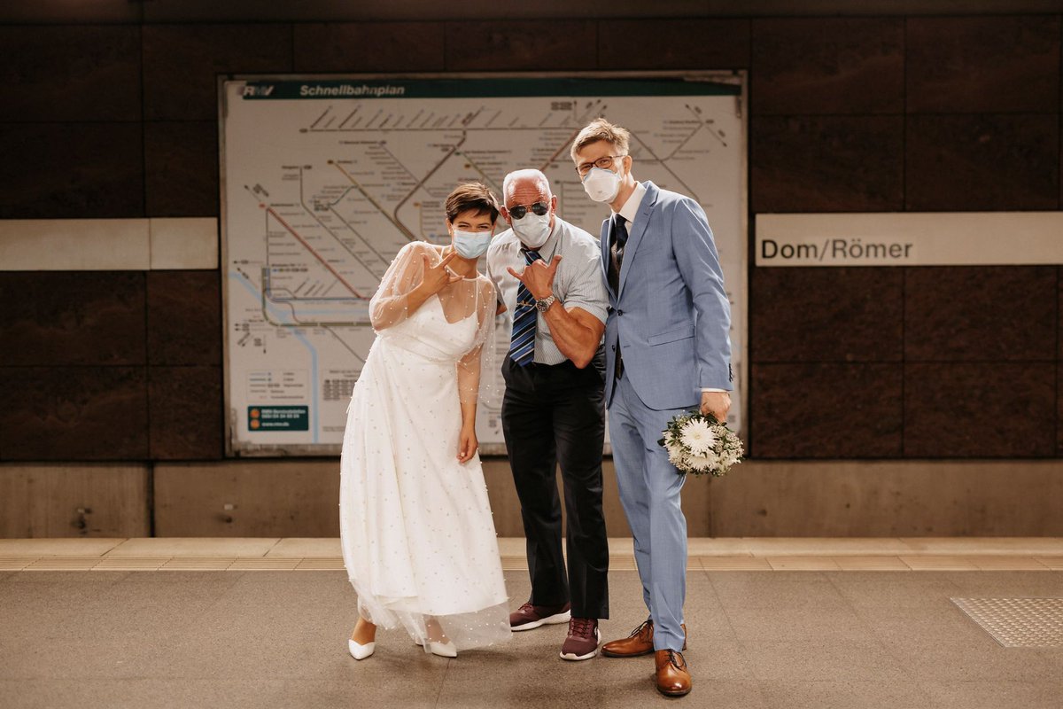 Heute mal etwas wirklich schönes, das nichts mit Politik zu tun hat.
Diese beide fantastischen jungen Menschen traf ich in der Station Römer auf meinem täglichen Weg zu meiner Ablösestelle.
Sie hatten sich gerade das Jawort gegeben und ich wünschte ihnen das Glück dieser Welt.