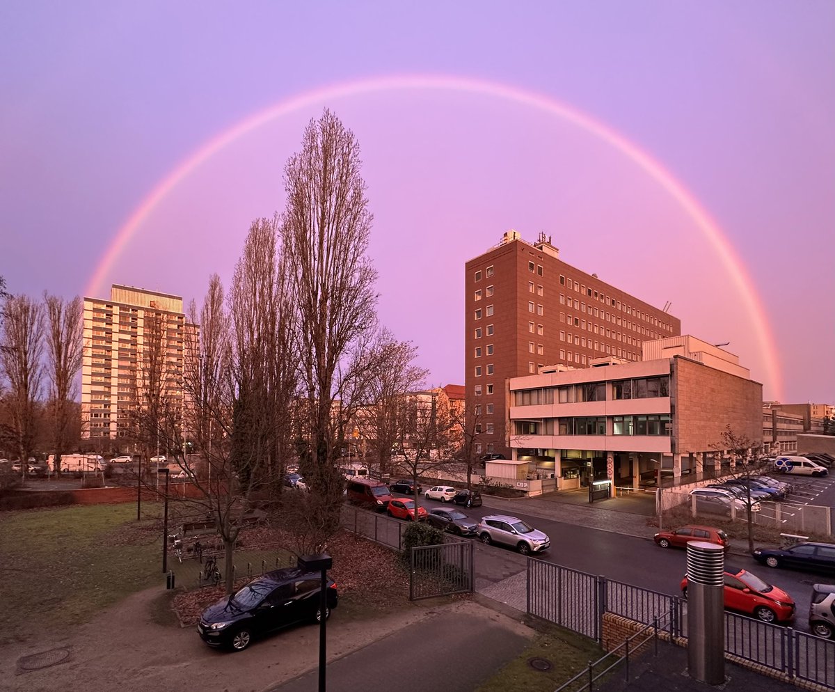 Himmel über #Berlin #Wilmersdorf jetzt gerade 💗
#HimmelÜberBerlin <a href="/TspFoto/">Tagesspiegel Foto</a> <a href="/stadtleben/">Stadtleben</a> <a href="/I_love_Berlin/">I ♥ Berlin</a>