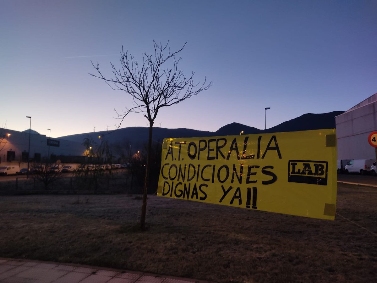 labzerbitzunafa's tweet photo. AT Operalia, subcontrata de @amazon, no cumple el pacto con su plantilla. Condiciones dignas ya!! 
AT Operaliak, @amazon-eko azpikontratak, ez du langileekiko akordioa betetzen. Baldintza duinak orain!!
#amazonprime #ClaseObrera #borrokasindikala #enlucha #condicionesdignasya https://t.co/vwAqzCAT5I