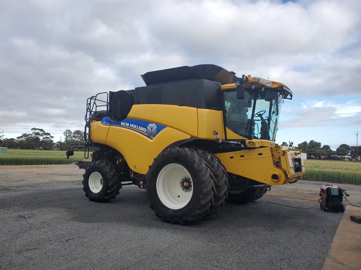 HerbyAg's tweet image. Anyone on Eyre Peninsula still harvesting &amp;amp; looking for a hand to get the job done, My CR 7090 is still keen to chomp. 40ft MacDon with experienced operator keen to go. #epag @GPSA Dm for more details.