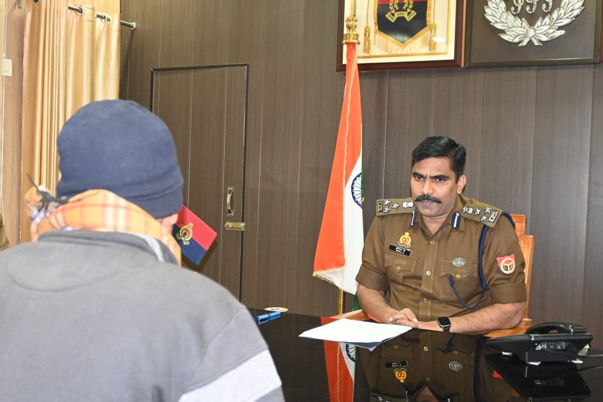 DIG/SSP_अयोध्या <a href="/IPSMUNIRAJ/">Muniraj Gobu</a> द्वारा वरिष्ठ पुलिस अधीक्षक,अयोध्या कार्यालय में जनता की समस्याओं को सुनकर उनके त्वरित निस्तारण एवं कार्यवाही हेतु सम्बन्धित को निर्देशित किया जा रहा है। 
#ayodhyapolice #UPPolice