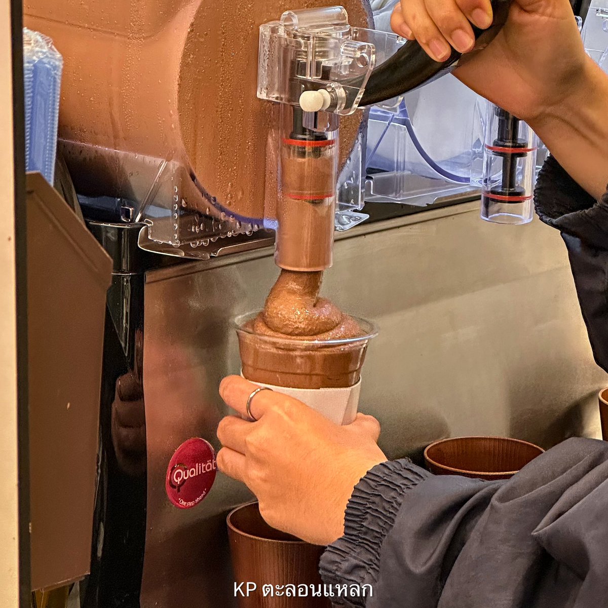 kptalonlak's tweet image. โคตรดี! ช็อกโกแลตสลัชชี่ เข้มข้นมาก หวานน้อย ปลื้ม🥹

ร้าน Christoph Chocolate เจอที่ศูนย์ประชุมสิริกิติ์ ชั้น LG
แก้วละ 150.- #อร่อยไปแดก #อร่อยบอกต่อ #kpตะลอนแหลก @Kin24hrs