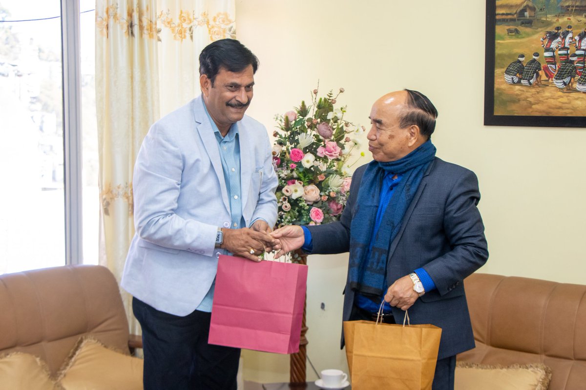 Evan_Spiegel_'s tweet photo. Kudos,It is so nice to meet #CMOf #Mizoram #sri @Zoramthanga invite him to attend, #HockeyWorldCup2023. On behalf of Hon'ble  @Naveen_Odisha  is inviting all the CMs to attend the mega event being organised by Odisha
@OdishaHockey
 @NaveenPatnaik https://t.co/2Buvw3mUJX