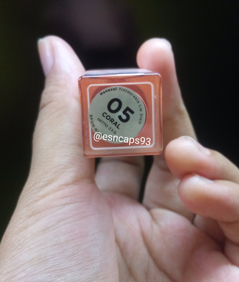 erscapes's tweet image. No wonder this lip stain is everyone's favorite shade. Sebagus itu. Di bibirku tahan lama bgt, apalagi kalo makannya ga bar-bar. Gak cepet ilang, dan ga bikin bibirku kering. Makanya rada aneh kalau ada yg bilang ini bikin kering 😭 #hanasui #lipstain 
tokopedia.link/fzB5jhNcjwb