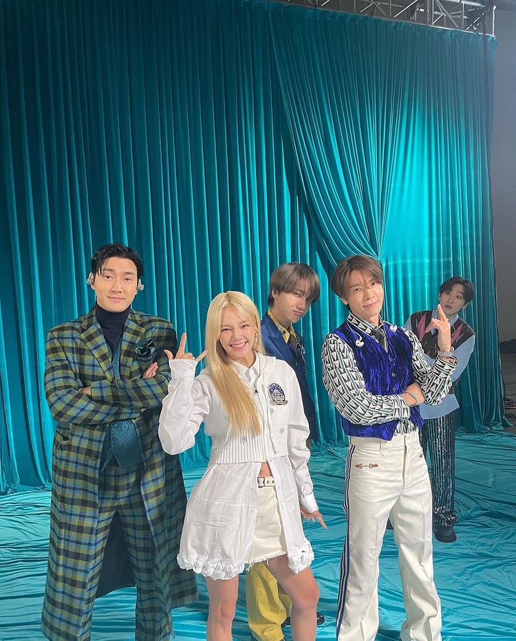SNSD_0805's tweet photo. [INSTAGRAM] hyoyeon_x_x: 

슈퍼시니어💙💙💙
.

https://t.co/nc1VlNsxT7 https://t.co/ErrQVGQgeJ
