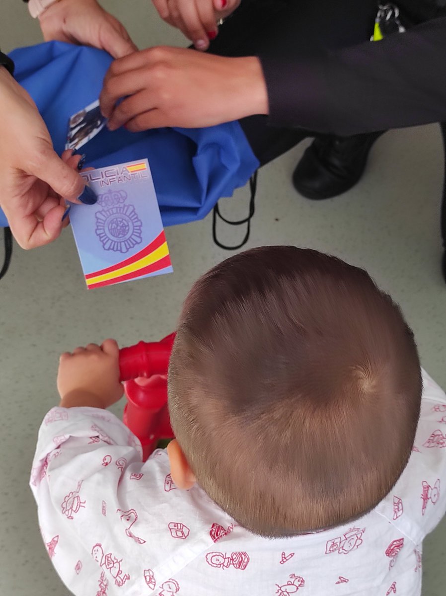 EvaMartinezAr's tweet photo. 🏣#HUFuenlabrada Gracias a la @policia de la Comisaria de Fuenlabrada por su visita a los pacientes pediátricos del Hospital Universitario de Fuenlabrada. @PHufuenlabrada https://t.co/Bdn5DLLMeO