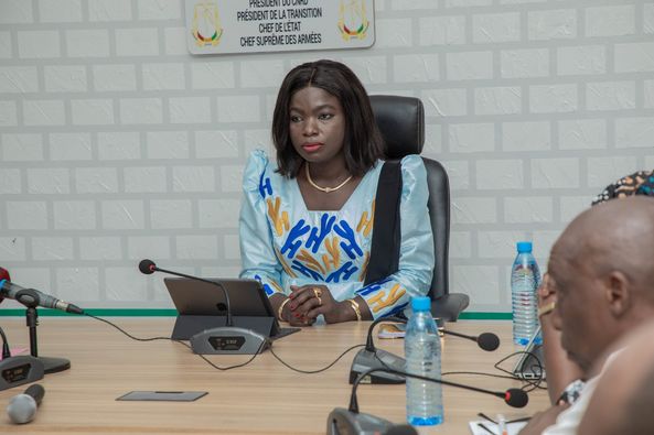 MipmeGuinee's tweet photo. #MCIPME🇬🇳
Ce mardi 03 janvier 2023, le personnel du @McipmeGuinee a présenté ses vœux de santé, bonheur, prospérité et franche collaboration à la Ministre @LLouopou.
Elle a indiqué que 2023 est une année de défi, avec des activités axées sur les résultats et accompagné d'un suivi https://t.co/Qz4fYpc3KB