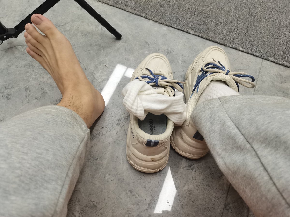 XingyeDaddy's tweet photo. 特么穿了一天就出味儿了，我艹来一个帮我洗了？
#gay #白袜 #臭脚 #原味 #1S #0S #0m #1m https://t.co/GvAs6RQQ3S