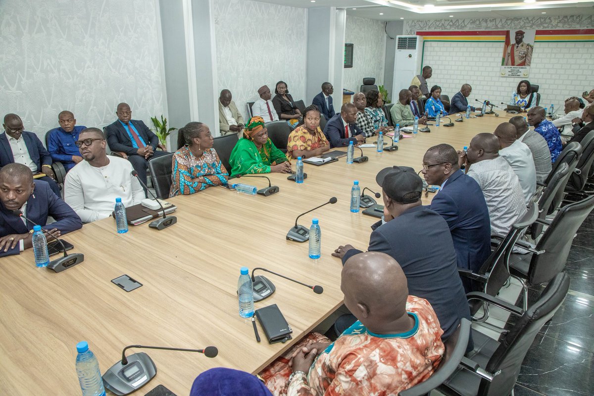MipmeGuinee's tweet photo. #MCIPME🇬🇳
Ce mardi 03 janvier 2023, le personnel du @McipmeGuinee a présenté ses vœux de santé, bonheur, prospérité et franche collaboration à la Ministre @LLouopou.
Elle a indiqué que 2023 est une année de défi, avec des activités axées sur les résultats et accompagné d'un suivi https://t.co/Qz4fYpc3KB