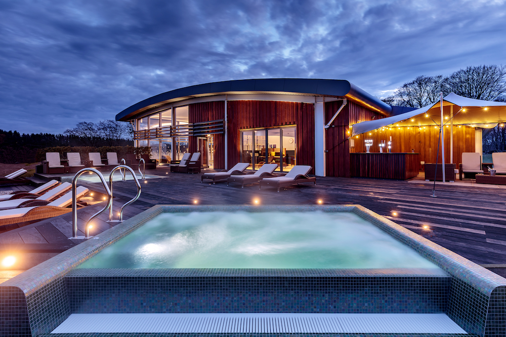 GoodSpaGuide's tweet photo. Set in the glorious rolling hills of the #Yorkshire Dales @conistonhotel forms part of a leafy, 1,400-acre estate with a shimmering lake at its heart. You’ll find the Nàdarra Spa – with its wide range of indoor and outdoor facilities #spaoftheweek #spa
https://t.co/iIlF17wU61 https://t.co/OV7UKanI9Y