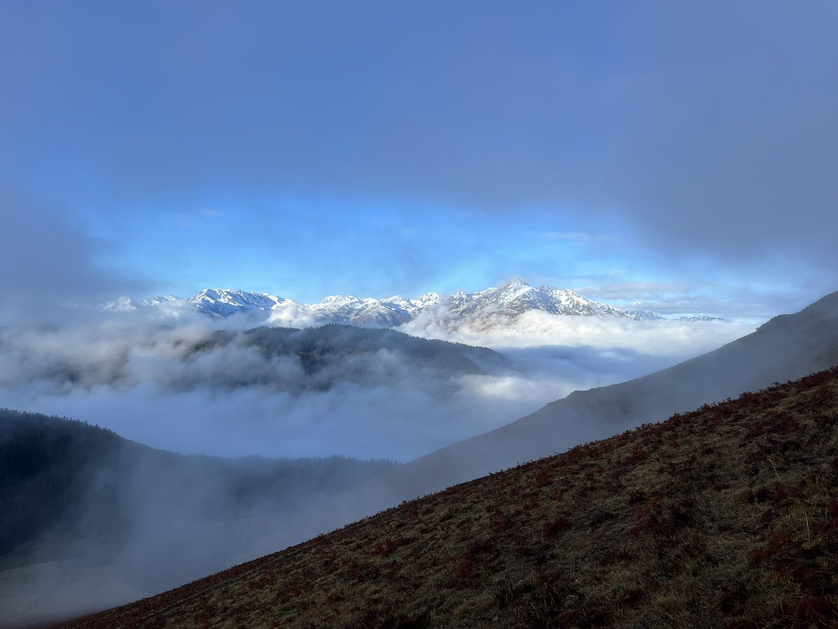 corinne_crabe's tweet photo. Une vue à 360 sur les vallées d’#aure et du #louron. La tête à moitié dans les nuages, à moitié sur les sommets du #neouvielle. Au cœur de la réserve régionale naturelle du #montious, sur la crête entre le pic du #montious et le pic du #lion quel spectacle ! #pyrenees #pirineos https://t.co/QVkvrrwvjK