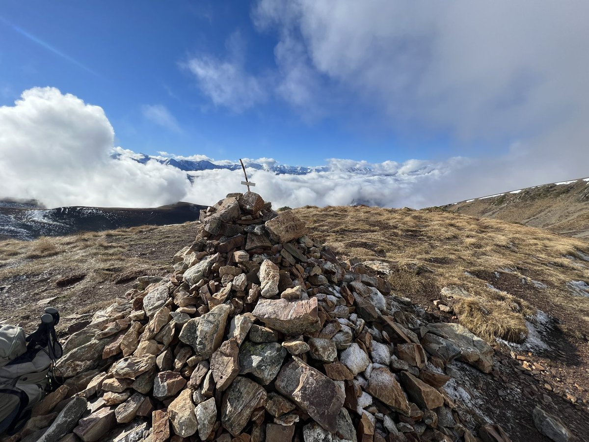 corinne_crabe's tweet photo. Une vue à 360 sur les vallées d’#aure et du #louron. La tête à moitié dans les nuages, à moitié sur les sommets du #neouvielle. Au cœur de la réserve régionale naturelle du #montious, sur la crête entre le pic du #montious et le pic du #lion quel spectacle ! #pyrenees #pirineos https://t.co/QVkvrrwvjK