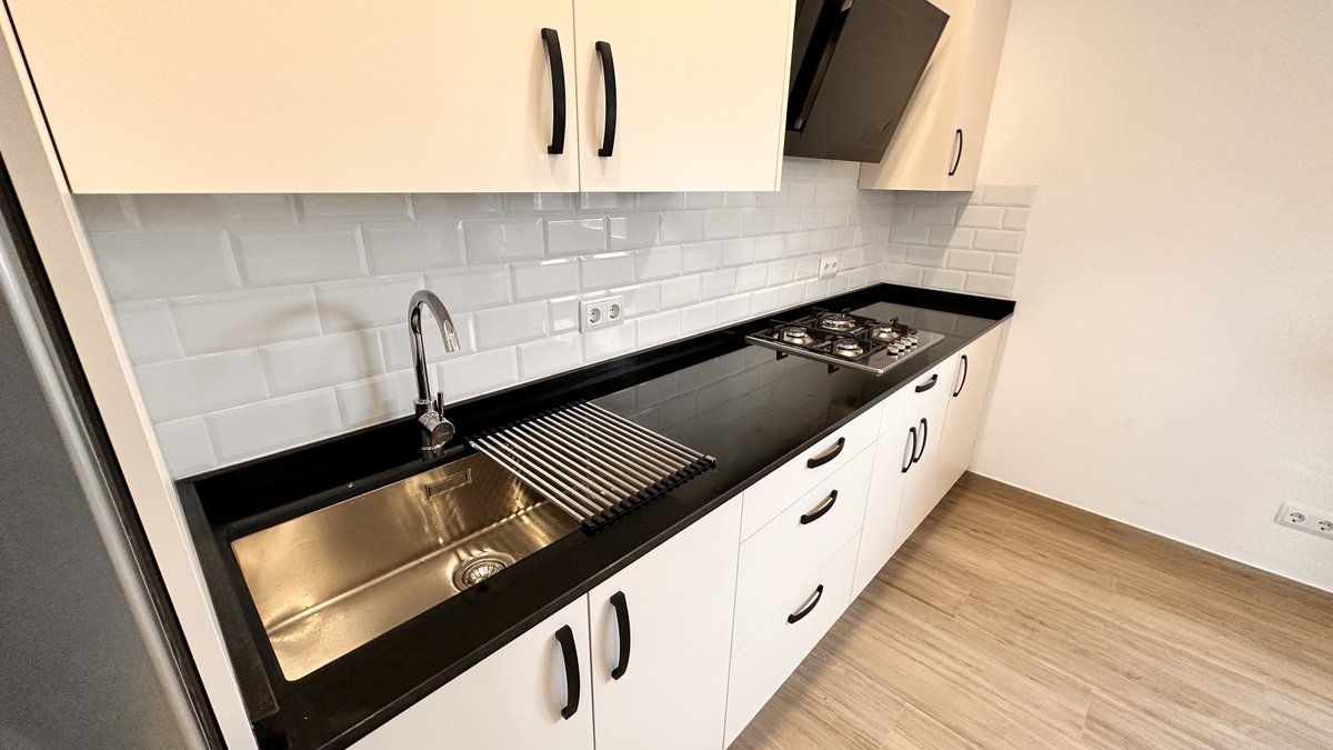 mycandosilla's tweet photo. Proyecto realizado de una cocina autosuficiente de baterías realizada con color crema y tirador de asa negro a juego de la encimera de granito negro intenso y la campana decorativa cristal negro.

Cosas a destacar: muebles altos especiales a medida para llegar a 252 de altura. https://t.co/Ni6EVKvoig