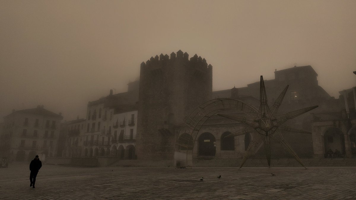 Silvia_6's tweet photo. Cáceres bajo la niebla 🤍✨ https://t.co/j3QqWlwSYo