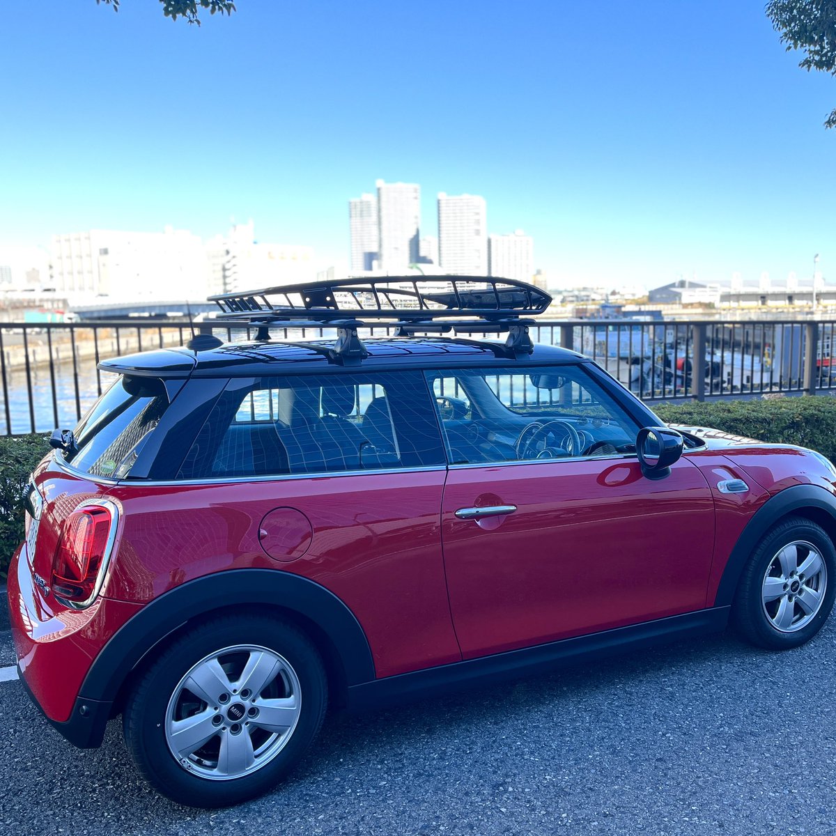 dai_ozy's tweet photo. ルーフにカゴ付けたった♪
車買う前から付けたいって思ってたけど #mini #F56 用のベースキャリアが全然見つからなくて絶望しかけたところで #LeafAuto ってショップで見つけました!
カゴは #THULE です。
#キャンプ行きたい〜 https://t.co/3zg34ievsS