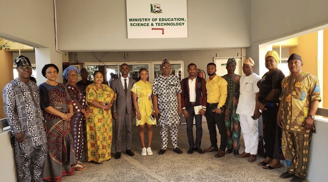 westernpost_ng's tweet photo. Governor of Ogun State Dapo Abiodun gifts all the Best Graduating Students of the state’s tertiary institutions ₦1million each.

#WesternPostNews #WesternPost #DapoAbiodun #OgunState https://t.co/WwnLwoQXfq