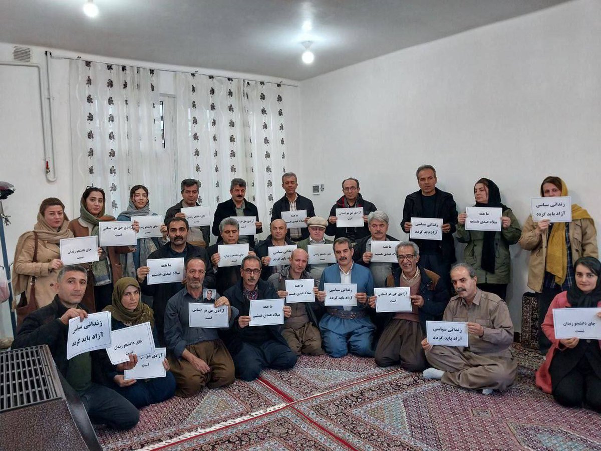 paria_esm's tweet photo. سقز، فعالان مدنی در حمایت از #میلاد_عبدی دانشجوی بازداشت شده با خانوده او دیدار کردند
 با پلاکارد‌ شعارهایی از قبیل "زندانی سیاسی آزاد باید گردد"، "ما همه میلاد عبدی هستیم" و "آزادی حق هر انسانی است" همراه داشتند
میلاد عبدی روز شنبه ۱۶ آبان در تهران بازداشت و به زندان منتقل شد. https://t.co/G7VkQJn99k