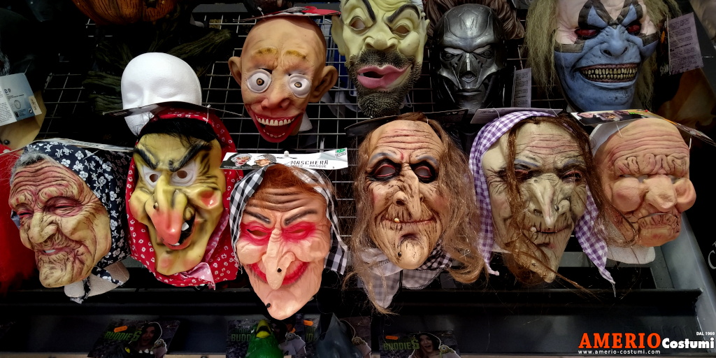 La #Befana sta cominciando a riempire il suo sacco, sta revisionando la sua scopa e sta scegliendo cosa mettere tra i costumi del nostro negozio. 
E tu cosa aspetti! Passa da noi, scegli il tuo costume da Befana e potrai vivere le sue stesse emozioni. #epifania #torino