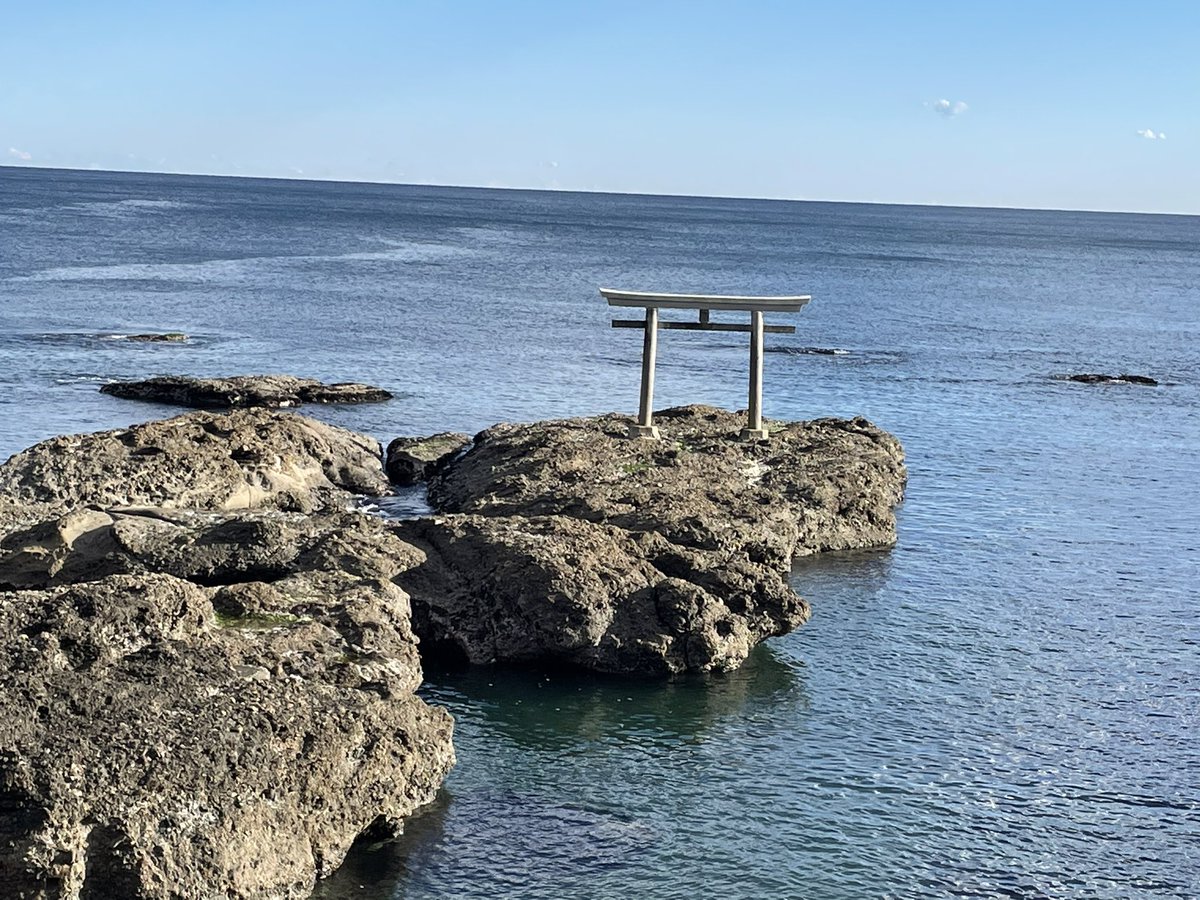 kumin1002's tweet photo. 今日は神社でお参りして、その帰りに写真撮りました。今日は海がとても穏やかでした〜 https://t.co/tyhZx81rE6