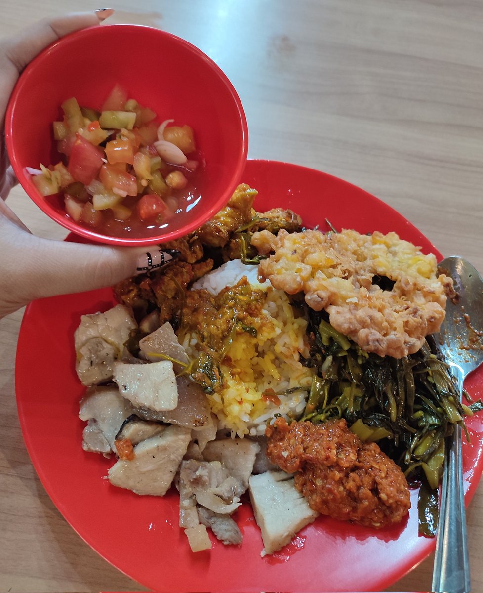 EatmenID's tweet photo. Warung Meimo untuk urusan makan babi di Jakarta, mimin rasa terpaling worthit 😭 

65 rebu lauknya 2 macam segambreng g keliatan nasinya, sayur segambreng, bakwan jagung &amp; bebas minta sambal merah dan dabu-dabu. 

Paling enak yang cabang Mall Ambassador!! Formatnya prasmanan!! https://t.co/ewvIoubwPb