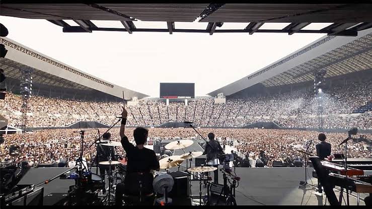eiganotes365's tweet photo. 「Mr.Children GIFT for you」（劇場）

ライブ映像の合間に差し込まれるファンのエピソードを見ていると、ミスチルが歩んだ30年という年月の重さがひしひしと。事前に募集していたというこのエピソード群、ところどころ唐突感があって困惑するのだが、亡き父親との
#これ観た #2023年1月3日 https://t.co/n6itVnKI5t
