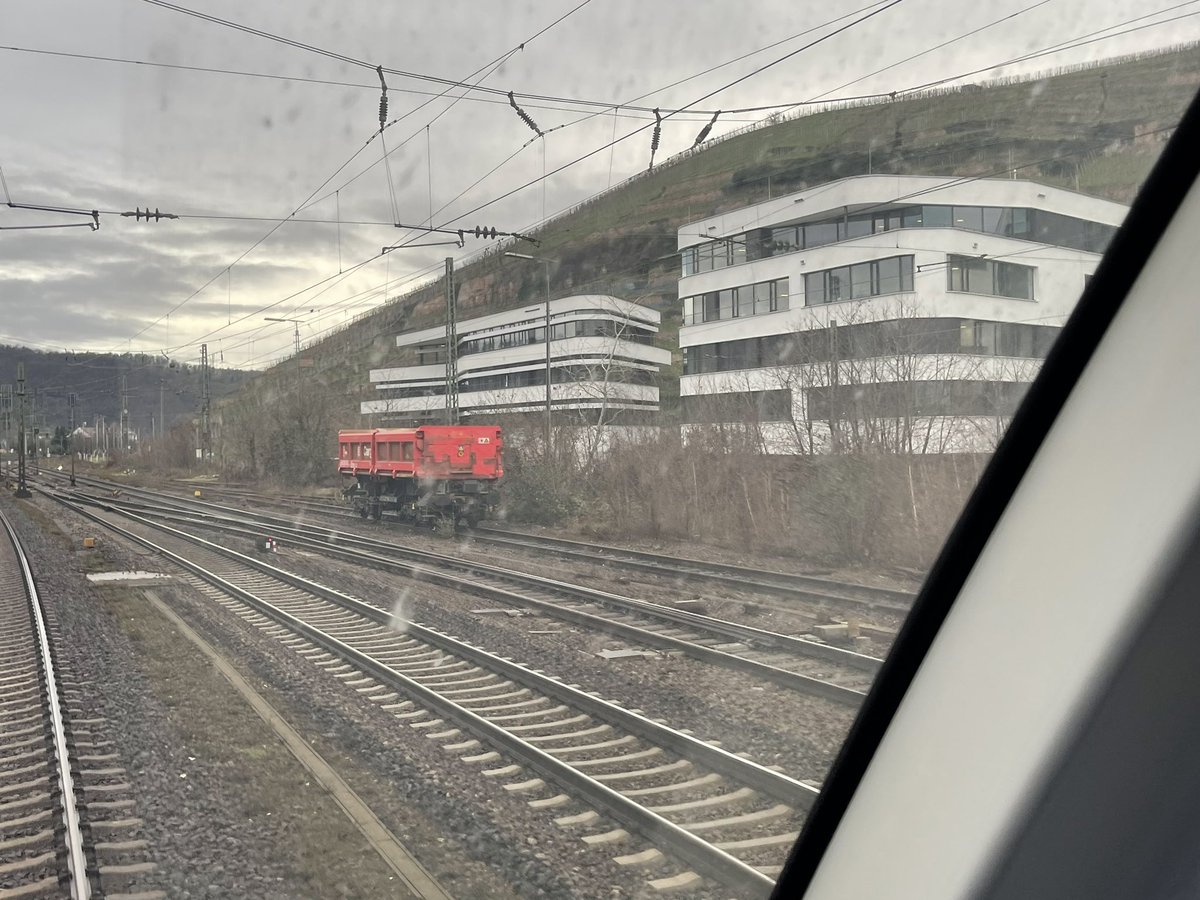 Kann mir die #Bahnbubble sagen was das für ein Wagen ist? Der steht seit Ewigkeiten in #TE rum