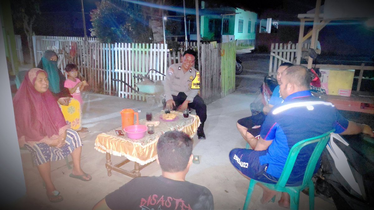 Bhabin_Botu's tweet photo. Potret keakraban Bhabinkamtibmas bersama warga binaan di Kelurahan Botu pada saat pelaksanaan Door to Door System (DDS).

#KapolresGorontaloKota #PolresGorontaloKota #DivisiHumasPolri #PolriPresisi #PoldaGorontalo #POLISI #ListyoSigitPrabowo #PolsekKotaTimur #Bhabinkamtibmas https://t.co/z4P0UYKZcG
