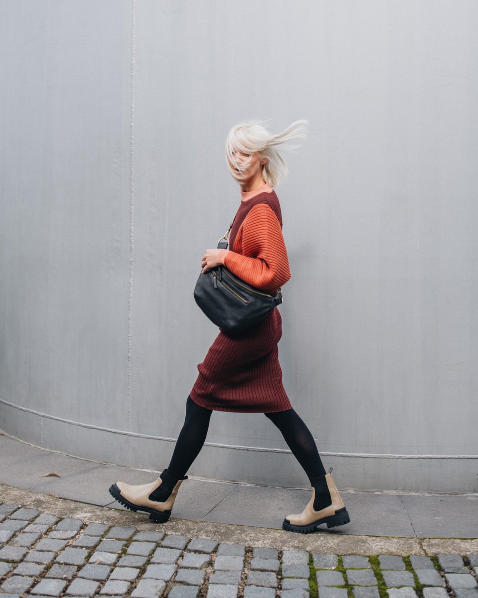 💨 Blown away by our spacious, stylish, and sustainable bum bag, the Drew Maxi. 

📸: @nilastore_official

#sustainablefashion #sustainability #leather #bumbag #streetwear #omybagamsterdam #amsterdamfashion