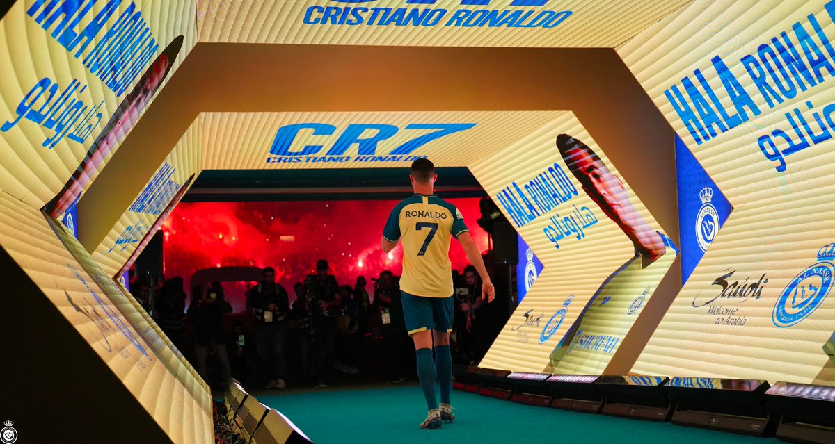 ArobaseGiovanny's tweet photo. (🇸🇦 KSA Sports) À la disposition de Cristiano Ronaldo :

• 5 voitures

• Un palais dans la ville de Riyadh qui inclut :

- Compagnie de sécurité complète
- Magasin privé, un supermarché
- Piscine olympique
- 2 terrains de foot
- 1 terrain de basket
- 2 gymnases
- 3 restaurants https://t.co/ahuXSCakHm