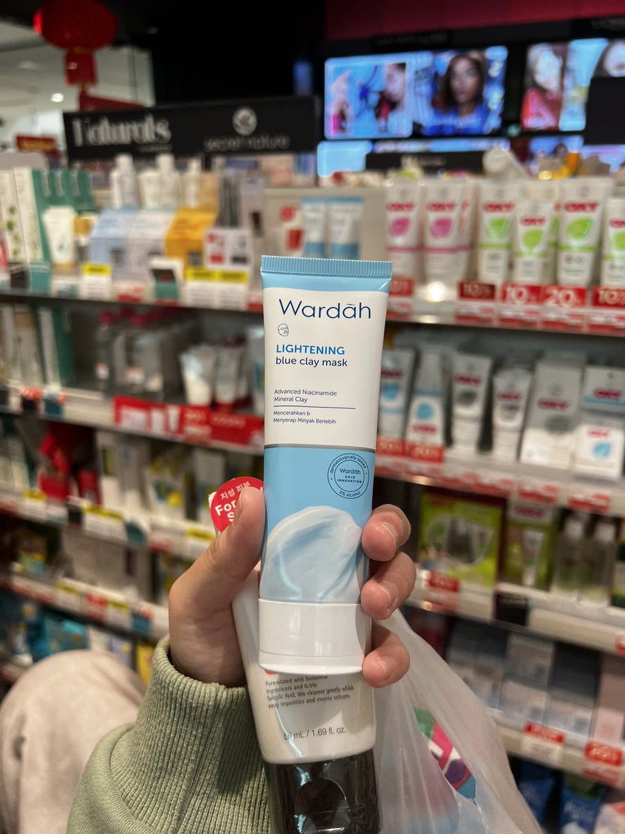 secretlyfura's tweet photo. Barang paling rare kat watsons. Setiap minggu I masuk watsons, benda ni I tak pernah jumpa. Tapi dorang kata this blue range wardah yang ni sangat bagus and top selling, betul ke? Especially their clay mask? I beli terus ya dont disappoint me 😭 https://t.co/WiFgbwb9rK