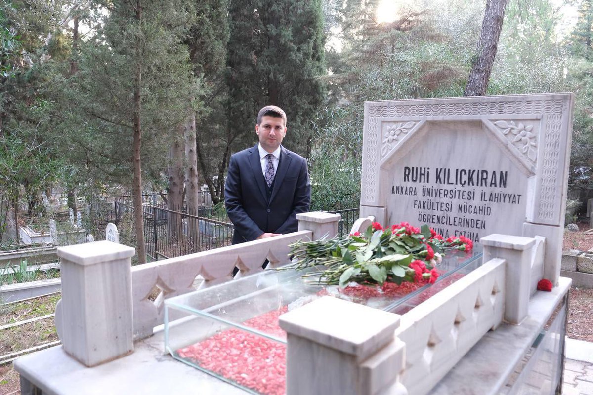 Ülkücü Şehitler kervanımızın yolbaşçısı #RuhiKılıçkıran Ağabey’i şehadetinin yıl dönümünde rahmet ve dualarla anıyorum.

Aziz ruhu şâd, mekânı cennet olsun.🇹🇷