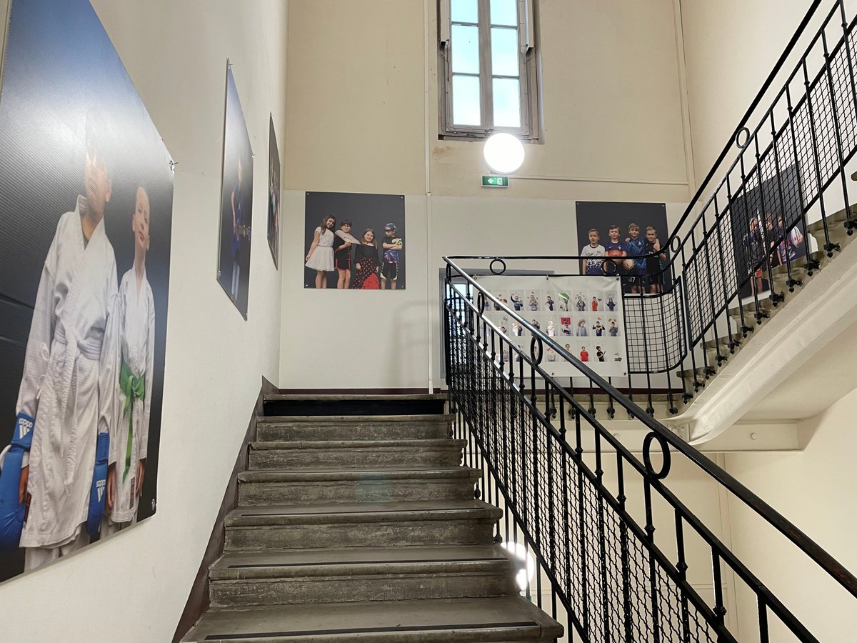34Dsden's tweet photo. Nouvelle expo #EAC installée dans nos locaux:Projet "Bas les Masques" mené en 2021-2022 par l’école élémentaire L.Ruffié de Saint Thibéry #Hérault @TrobrillantFred a initié les élèves des 6 classes à la📸 de portrait en les amenant à endosser le rôle de photographe et de modèle👍 https://t.co/h9suHTL7G0