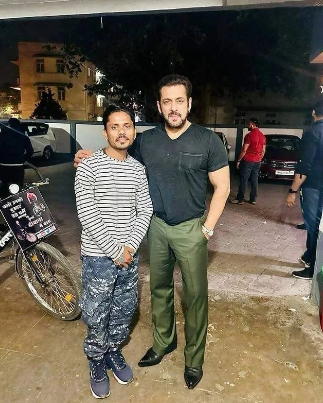 etimes's tweet photo. This fan traveled 1100 km, from Jabalpur to Mumbai, on bicycle to meet @BeingSalmanKhan and how the actor reacted to it was beautiful! 

He clicked pics with him and invited him for a meal. So beautiful!♥️♥️♥️

#salmankhan #SalmanKhan𓃵 #salman https://t.co/CDu2AJONMF