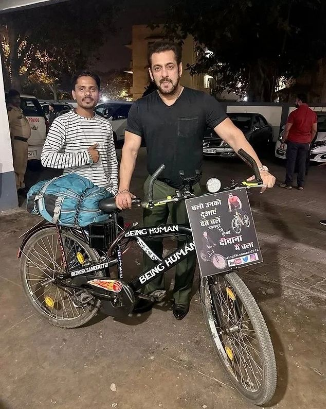 etimes's tweet photo. This fan traveled 1100 km, from Jabalpur to Mumbai, on bicycle to meet @BeingSalmanKhan and how the actor reacted to it was beautiful! 

He clicked pics with him and invited him for a meal. So beautiful!♥️♥️♥️

#salmankhan #SalmanKhan𓃵 #salman https://t.co/CDu2AJONMF