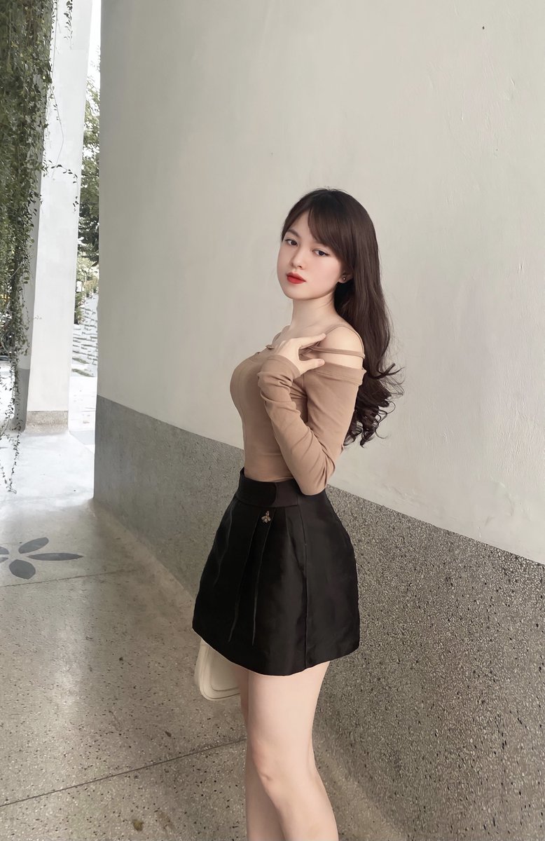 avo885's tweet photo. See the beautiful girl https://t.co/Aa1EvPIILa