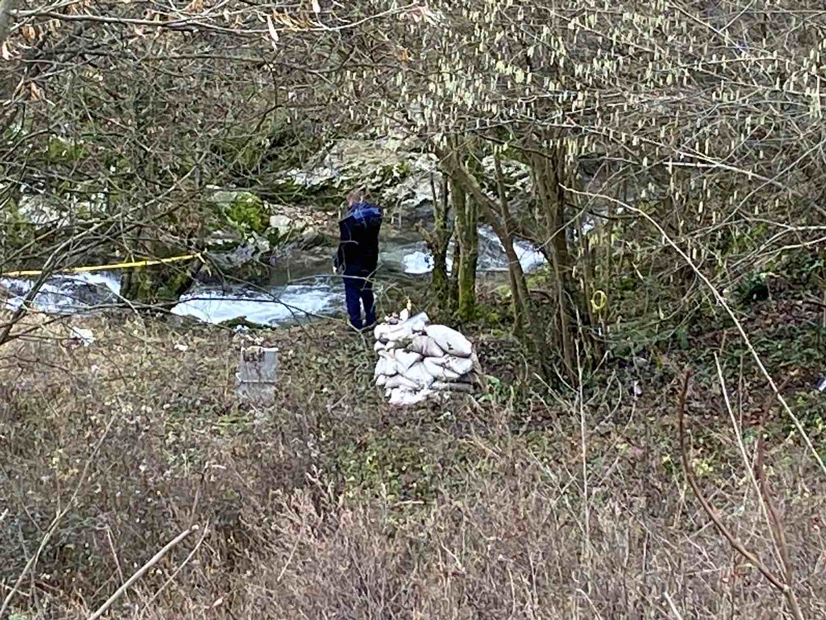 MoravacNevena's tweet photo. U toku uklanjanje avio-bombe teške 50kg iz rijeke Suturlija u Banja Luci.
@unatelevizija #unatv #unabih https://t.co/teKGNYRrZ4