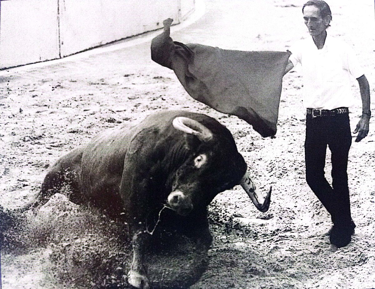 LaRaza12Oct's tweet photo. Pascual Fernández "Chamaco" con su inseparable muleta

Foto: Navarro https://t.co/7d83vcPi1o