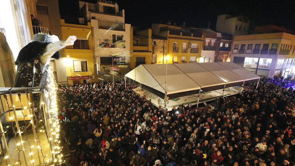 Blanes_cat's tweet photo. Notícia: Tot a punt a @Blanes_cat per #CavalcadaReis2023 a les 18 h a #PlaçadelsPaïsosCatalans Seguirà pel #PasseigdeMar fins arribar al #CarrerAmple continuant amb recorregut habitual Acabarà a #PlaçaDieFeiners amb el #CampamentReial i #Recollidacartes 

https://t.co/j3xpaMqC6T https://t.co/7kI89nzCdj