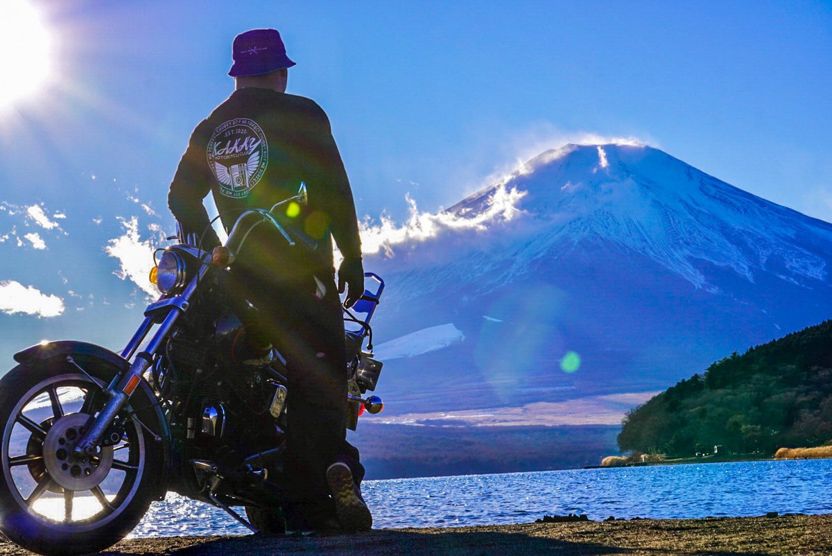 KakkyMc's tweet photo. あけましておめでとうございます🎊
2023年もKAKKYMCをよろしくお願い致します🏍🏍🏍
今年も爆走していきましょう🏍
#kakkymc
#デブでもハゲでも一重でもカッコよく
#バイク好きな人と繋がりたい
#バイクのある生活 https://t.co/oGLi85YRra