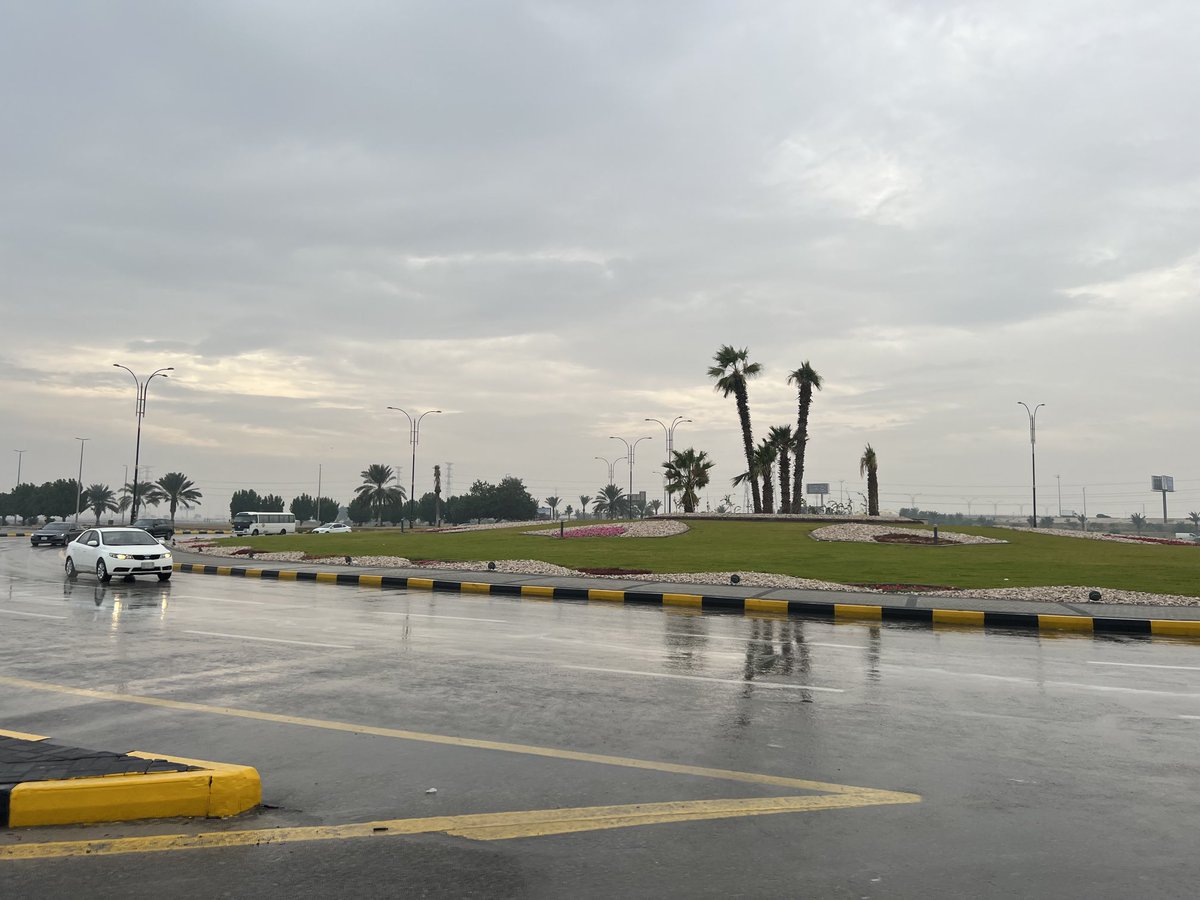 ra2014shed's tweet photo. بهجة الرُوح في رشة مطر 
ليت الحيَاة كلها غيْم ومّطر ..  #الجبيل https://t.co/EYQuGcxitq