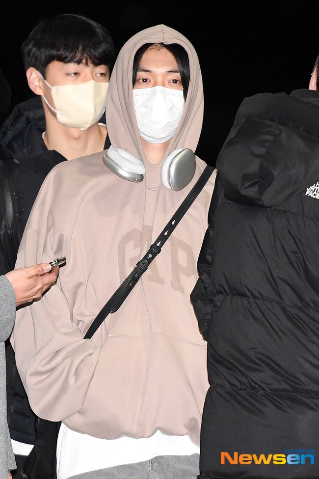 CTXTBR's tweet photo. 📸 Mais viagem! 😲✈
Hoje mais cedo o @TXT_members embarcou para a Indonésia para um compromisso no exterior.
Esperamos que tudo ocorra bem e que nossos meninos também possam descansar um pouco 🥺

(+) https://t.co/zhKpGjTQzZ