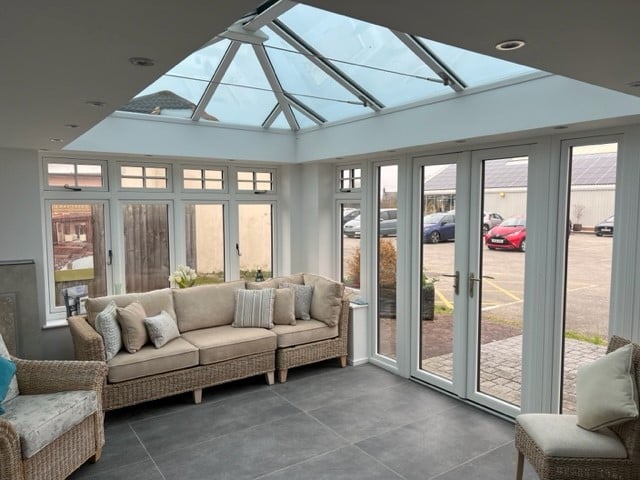 residence9's tweet photo. Great R9 installation in Silvered Oak and Grained White by @BaytreeChester 🤎🤍
To find out more and to start your #myresidence journey today, visit https://t.co/CphrxFMDqj
#windowwednesday #residencecollection #R9 #silveredoak #external #grainedwhite #internal #conservatory https://t.co/DGrPSK3maE