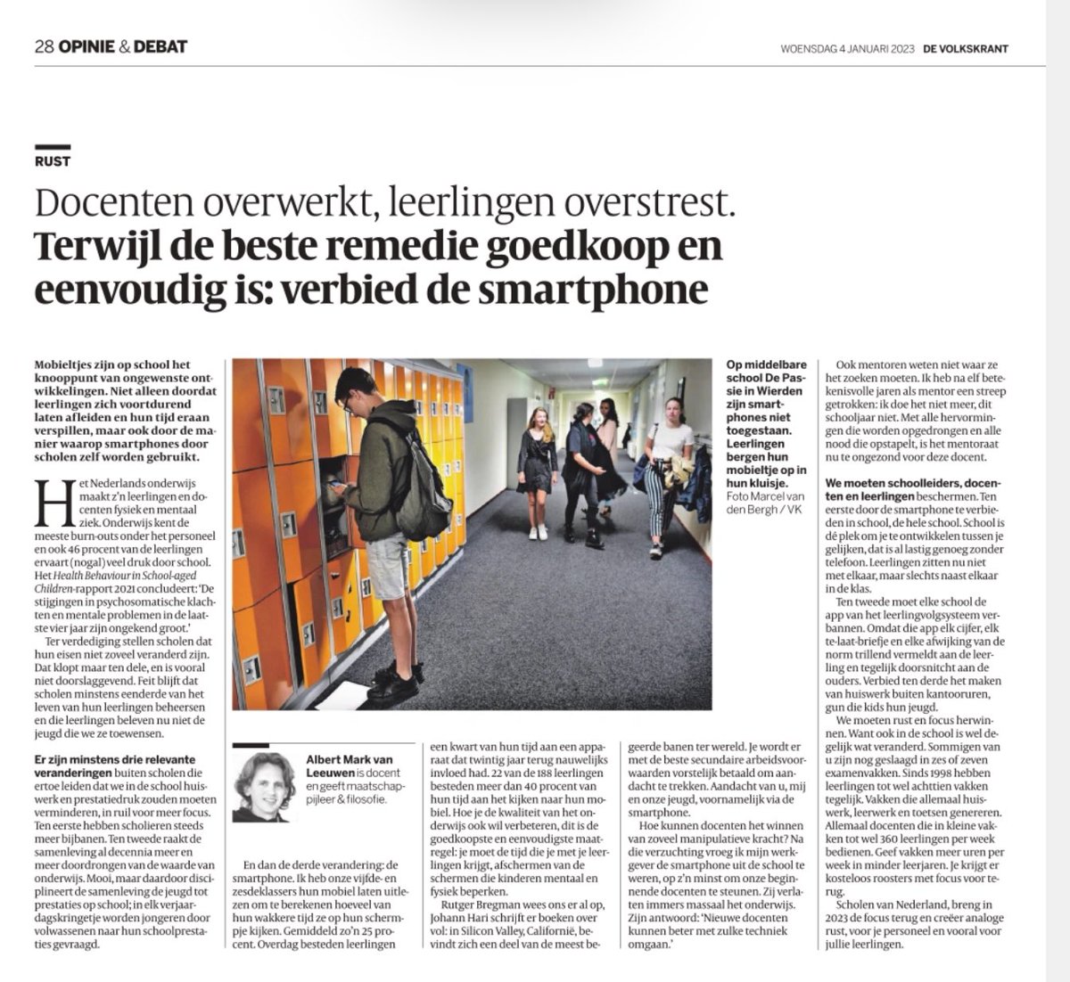 Docenten overwerkt, leerlingen overstrest. Terwijl de beste remedie goedkoop en eenvoudig is: verbied de smartphone. #onderwijs 
 digitalekrant.volkskrant.nl/volkskrant/176…