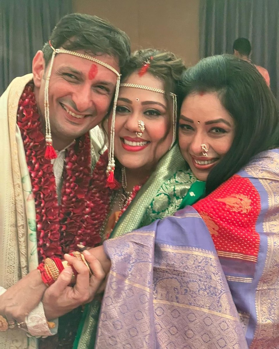 Rupali Ganguly shares adorable picture with Newlywed couple Rushad Rana & Ketaki Walawalkar 💕❤

Congratulations Rushad and @ketswalawalkar 💐 

#RupaliGanguly #RushadRana #KetakiWalawalkar #Anupamaa #NewlyWedCouple #Filmygupshup