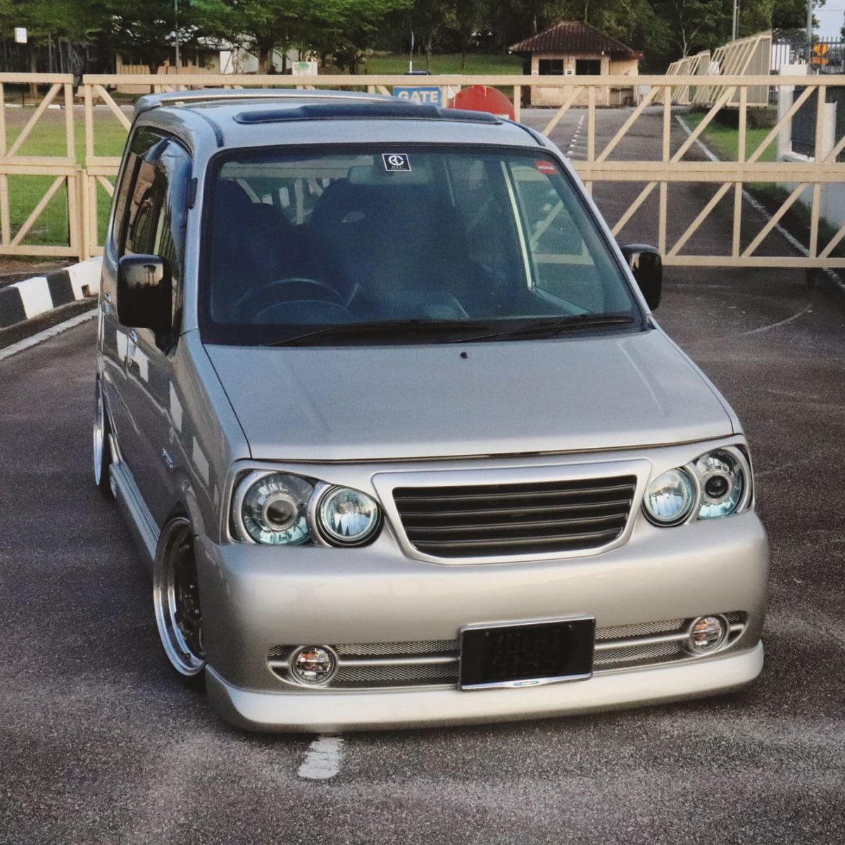 leonchong5's tweet photo. KLC ムーヴに乗ってます(*^o^*)
皆さんよろしくお願いします(≧∇≦)
#ムーヴ
#l900
#KLC
#エアサス
#ケーエルシー
#jline
#レーシングハート https://t.co/Ie6Oj4THpu