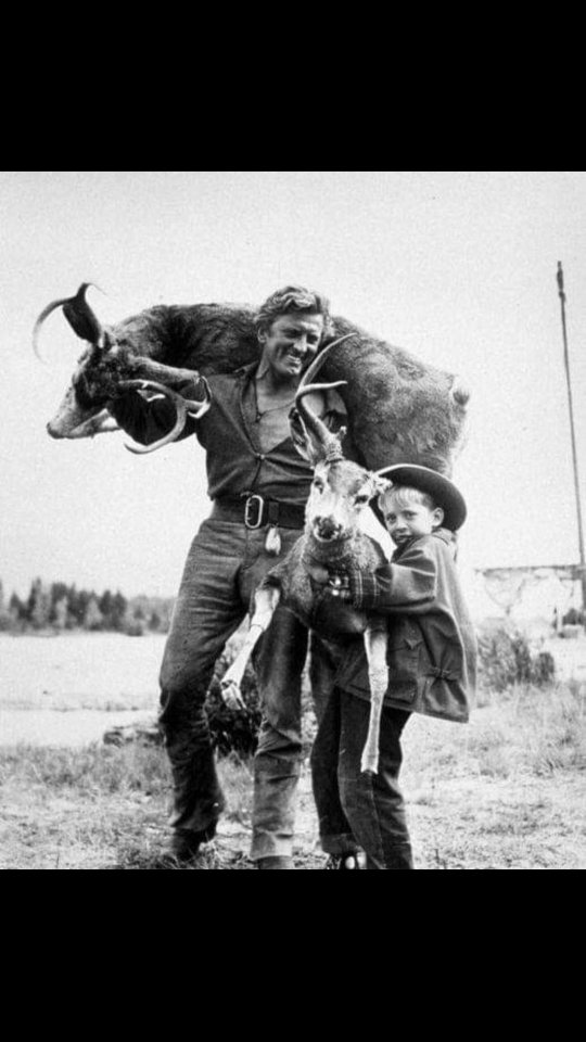 #kirkdouglas junto a su hijo #michaeldouglas a sus 7 años, en wyoming (1952)