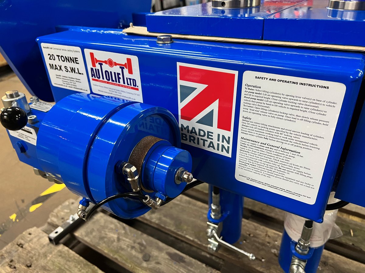 AutoliftLimited's tweet photo. Wishing everyone a Happy New Year!

We were back in yesterday and hitting the ground running. The first jack of 2023 is being collected by an enthusiastic customer this morning! 

Hoping for an exciting year ahead so please get in touch with any jack requirements you may have. https://t.co/MM8CuoZbAV