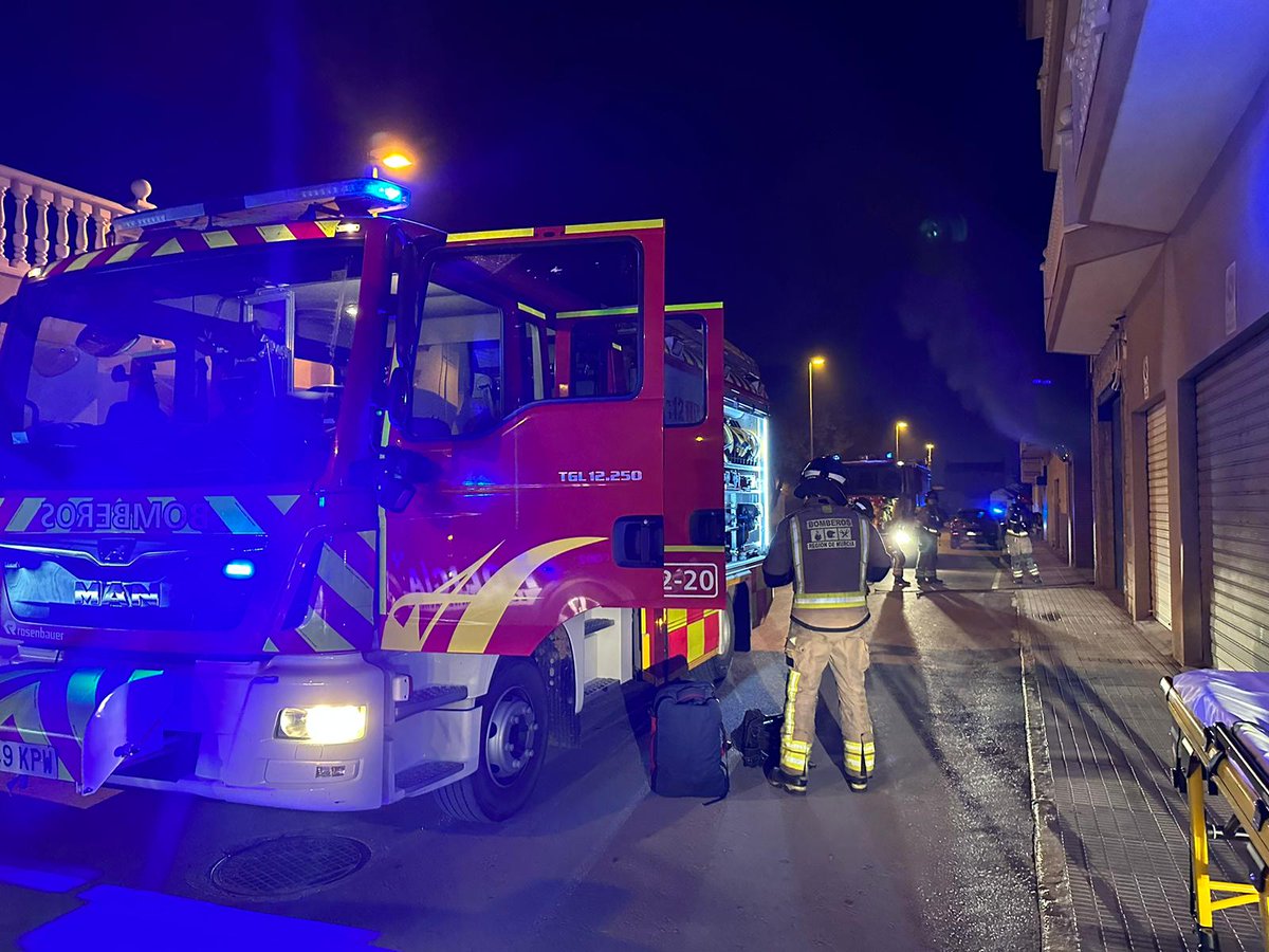 112rmurcia's tweet photo. Servicios de emergencia han extinguido un incendio en un garaje de un edificio en #TorrePacheco.
https://t.co/1k0IA1FgGX https://t.co/KSrMCKSo2j
